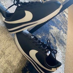 Nike Cortez - unisex shoe size 7Y only worn once